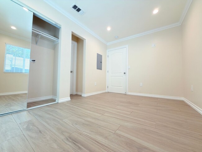 Building Photo - Modern 2BD/2BA ADU in Prime Toluca Terrace Location