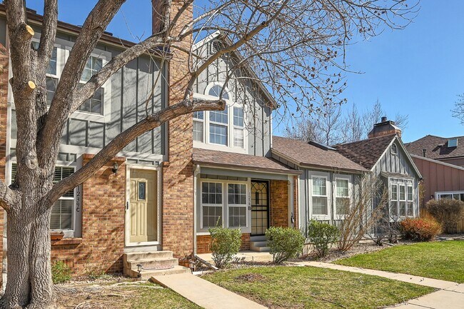 Building Photo - $2,195.00 - 2 Bed, 1.5 Bath, Townhome in L...