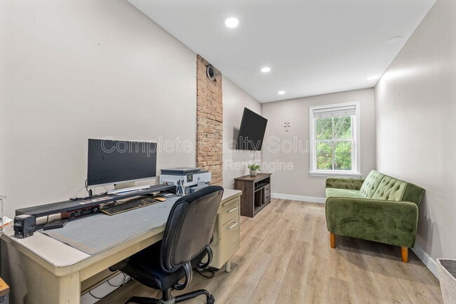 Building Photo - 620 S Benton Ave