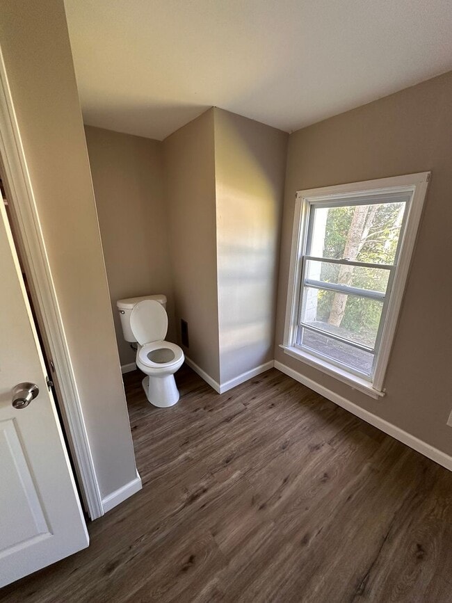 Building Photo - 5 Bedroom/1 bath Single family house
