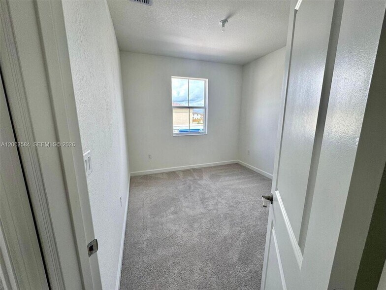 Building Photo - 2877 SE 24th Ct