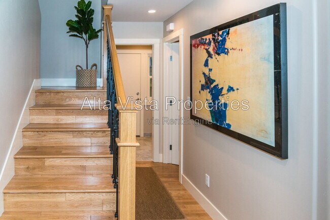 Building Photo - 5606 Dolphin Pl