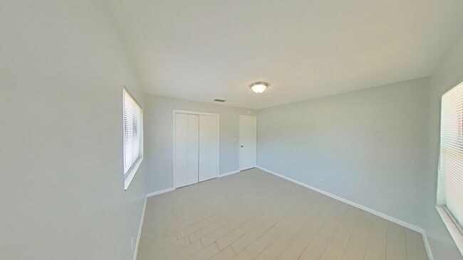 Building Photo - Beautiful 2 Bed 1 Bath Close to Town