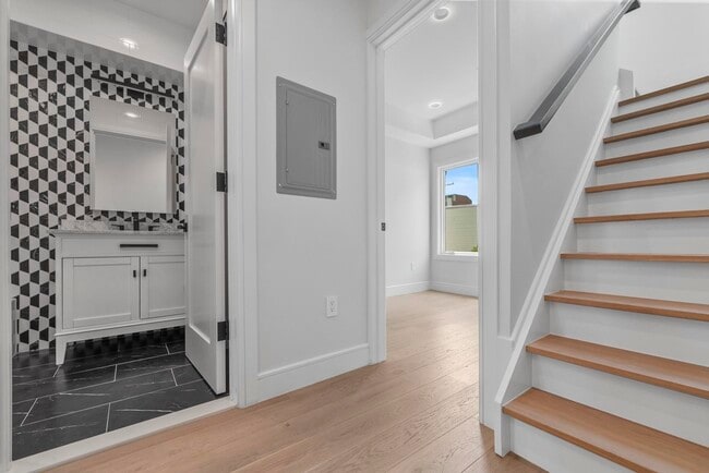 Building Photo - 327.5 7th St