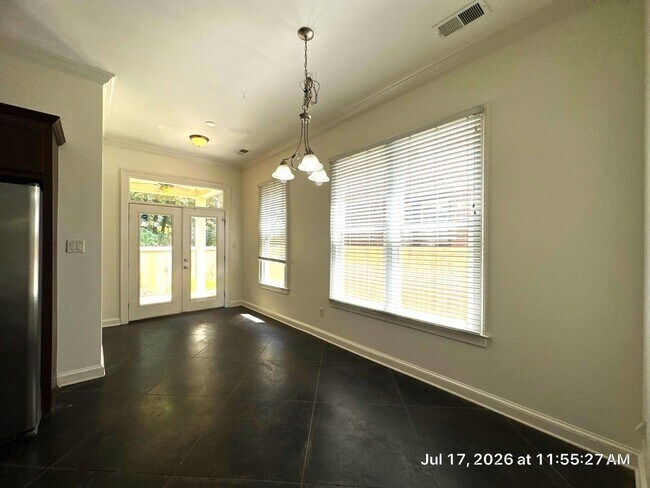 Building Photo - Charming 4 Bedroom Townhouse with 2 Large Suites