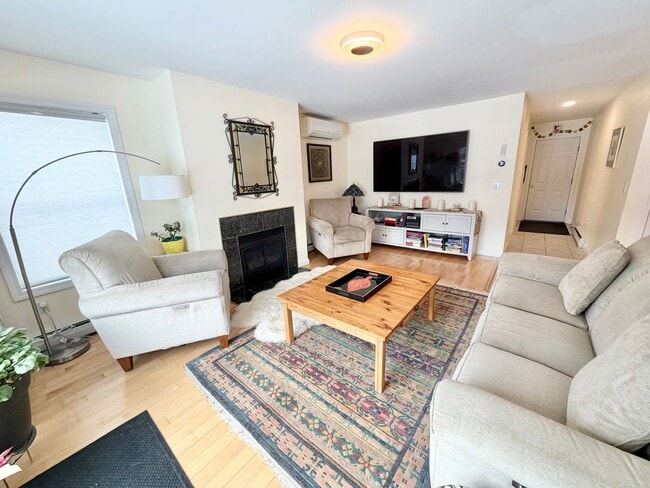 Building Photo - 4 Bedroom Home in South Burlington VT Available 4/1!