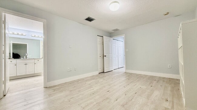 Building Photo - Spacious 3/3 Townhouse with Lake View – Sa...