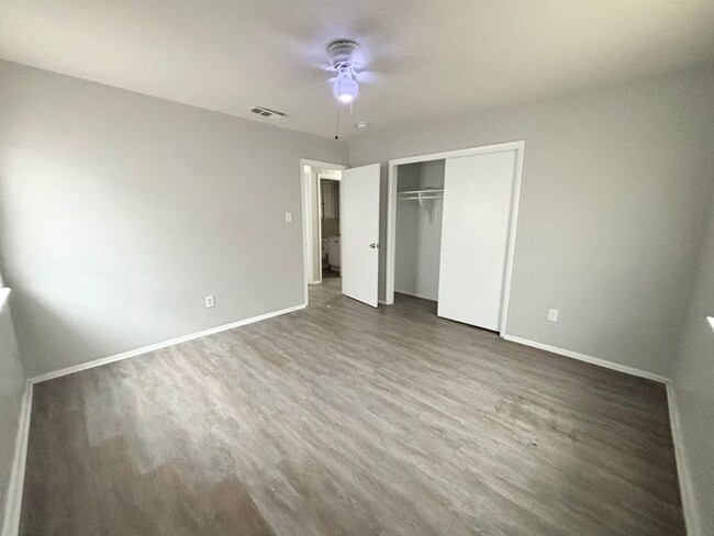 Building Photo - 413 Freestone Dr
