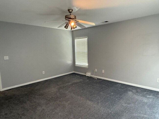 Building Photo - 194 Avonshire Dr