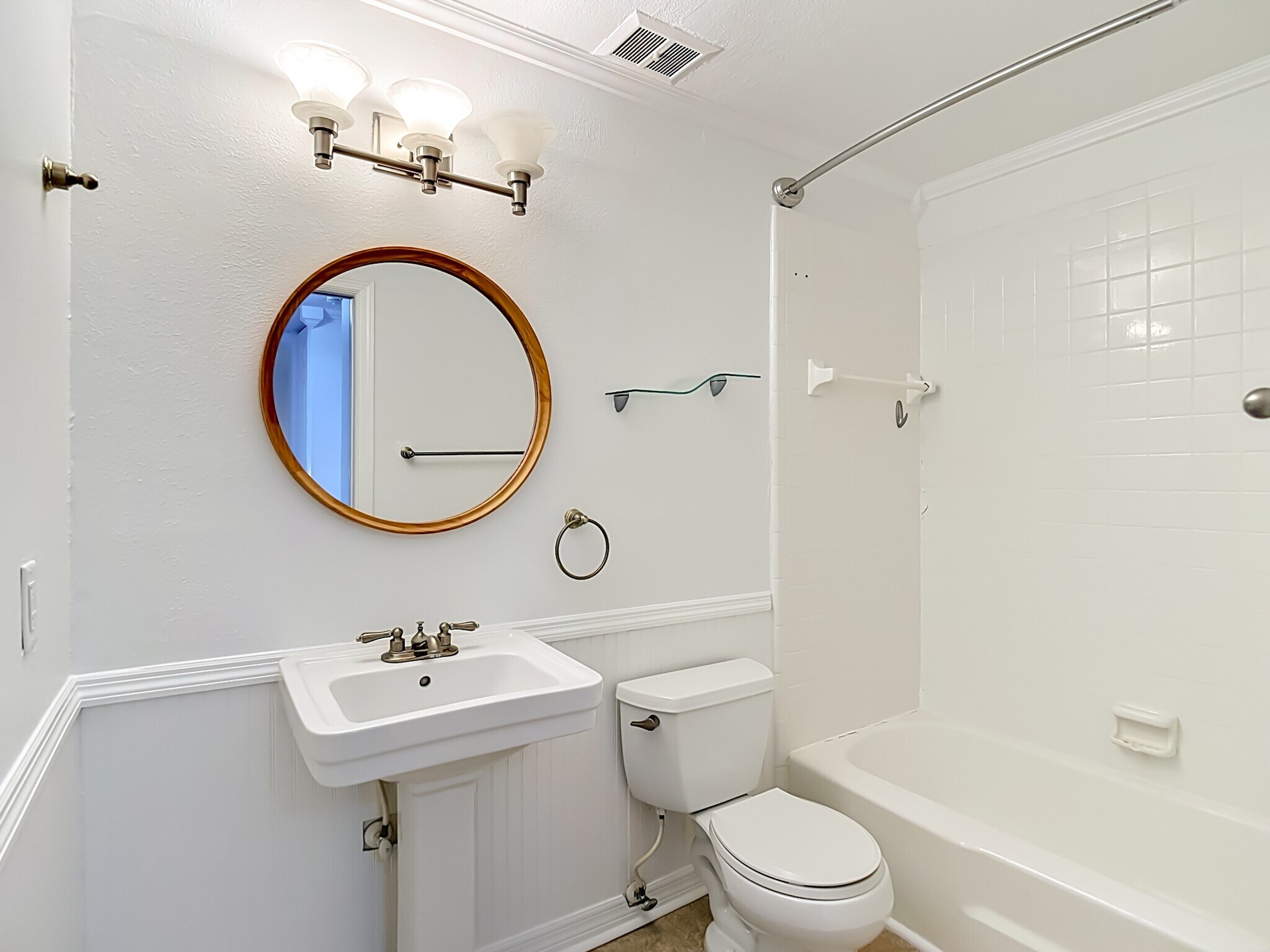 Building Photo - 8733 Bay Pointe Dr