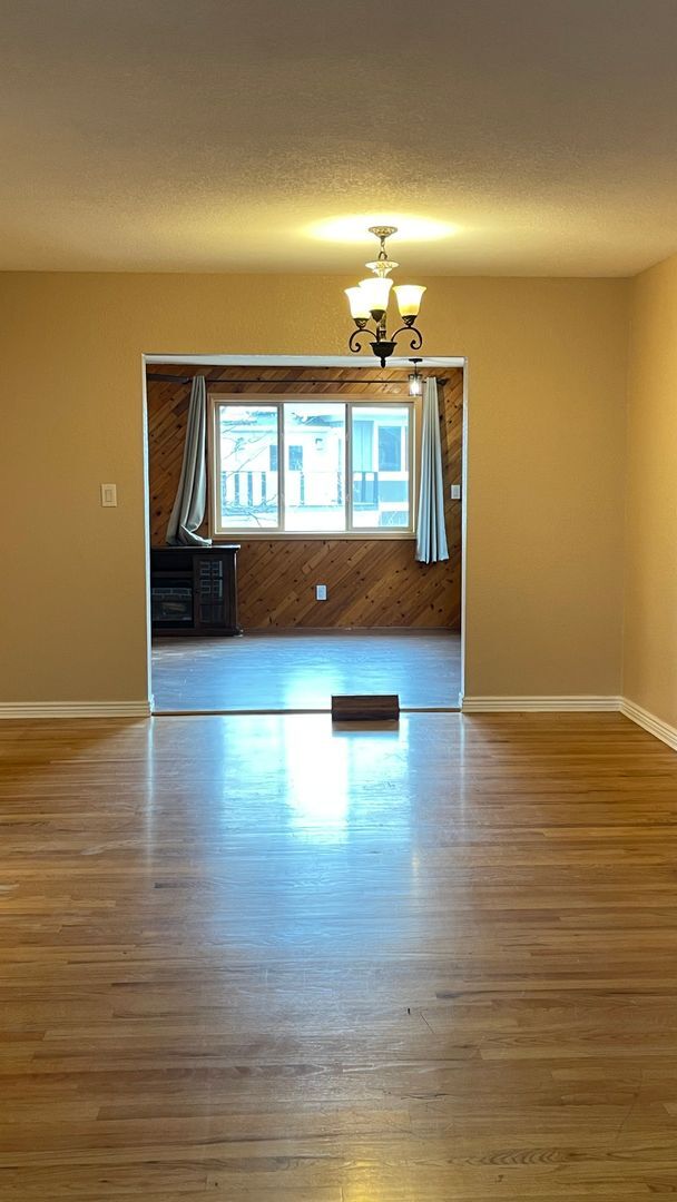 Building Photo - Spacious 4-Bedroom with Mountain Views & U...