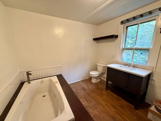 Building Photo - Three bedroom, 1 bath house in Western Ala...