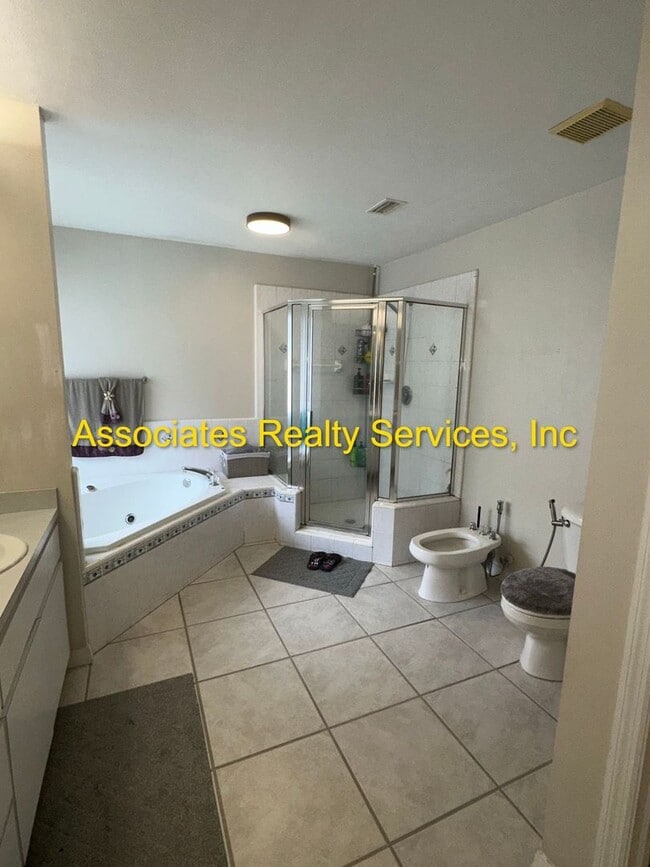 Building Photo - Beautiful 4 Bedroom/3 Bathroom in BROADMOOR!