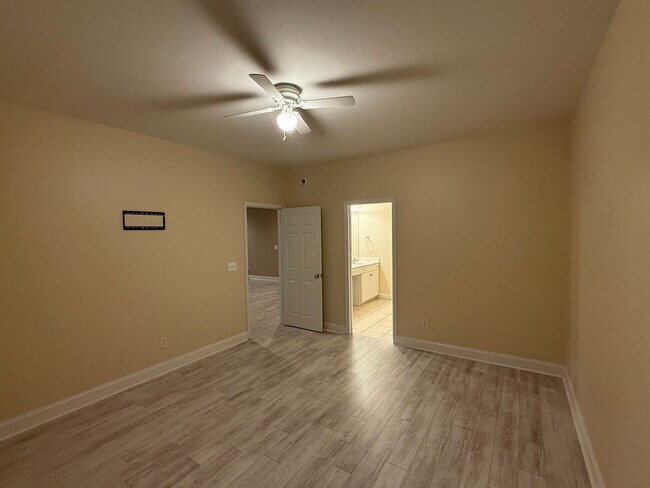 Building Photo - Chelsea Park - One Level 2 Bedroom on a Cu...
