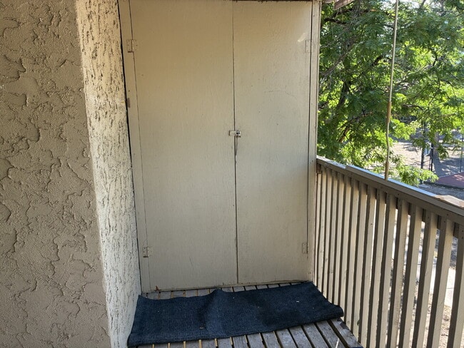 Building Photo - Beautiful Updated 1 Bedroom 1 Bathroom - Huge Living Room!
