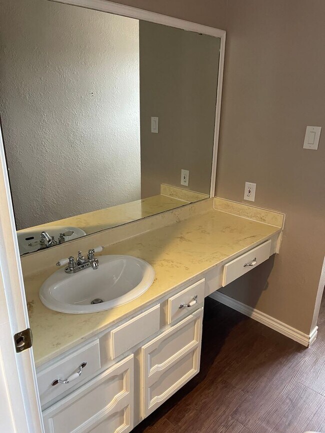 Building Photo - Split level home in West Lampasas