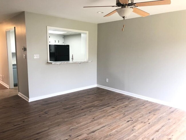 Building Photo - Great Oakwood location - 2 bedroom