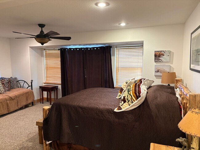 Building Photo - Large furnished mountain home