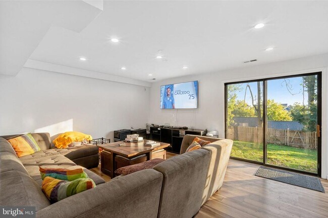 Building Photo - 7011 Fox Chase Rd