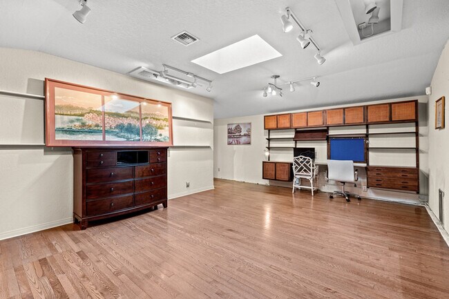 Building Photo - 1342 Skyline Dr