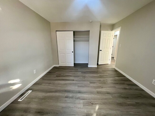 Building Photo - Conveniently located updated 2 bedroom!