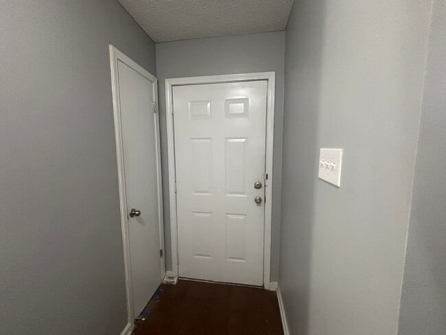 Building Photo - 5756 Crievewood Dr