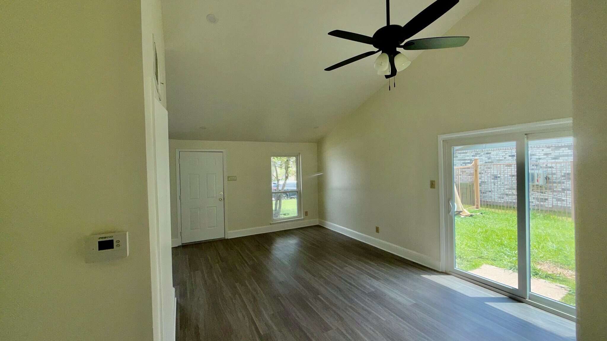 Building Photo - 2122 Sharpshire Ln