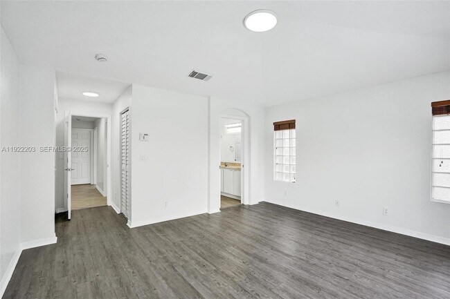 Building Photo - 6305 Willoughby Cir