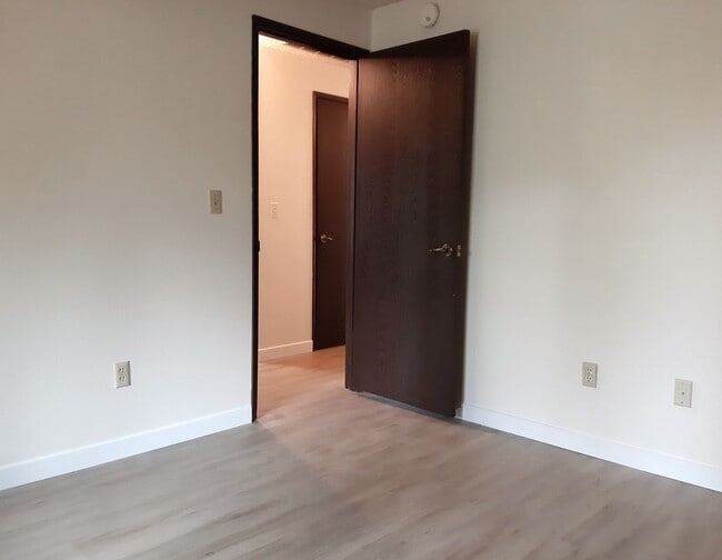 Building Photo - University Place Gem! 2 bedroom with Fireplace!