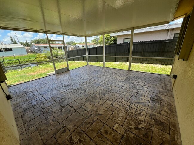 Building Photo - 9417 SW 52nd St