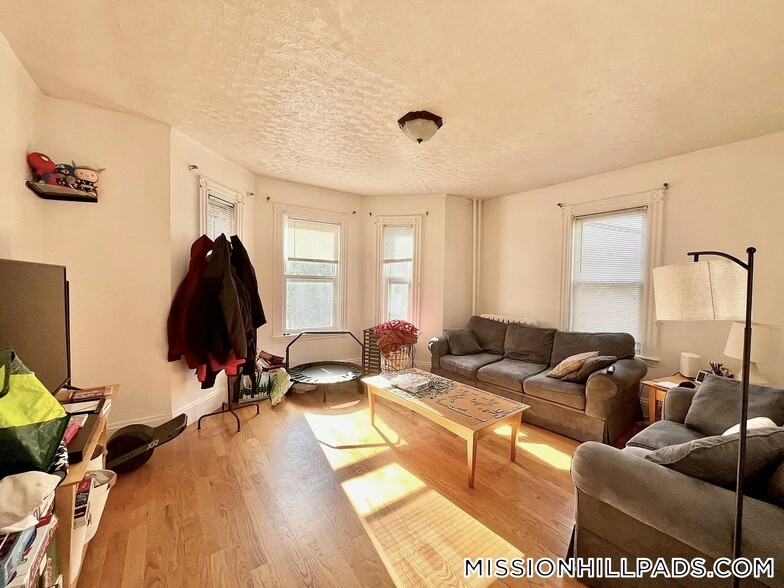 Building Photo - 205 Hillside St