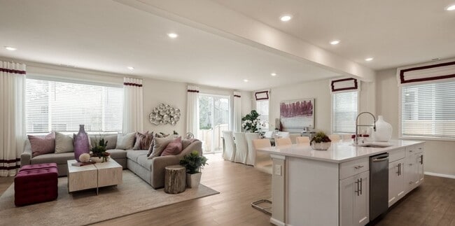 Building Photo - Spacious 5-bedroom, 3.5-bath in Tahoma Ridge Community