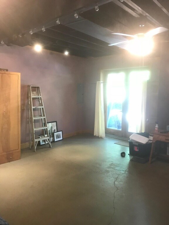 Building Photo - 304 Iron Ridge Loop