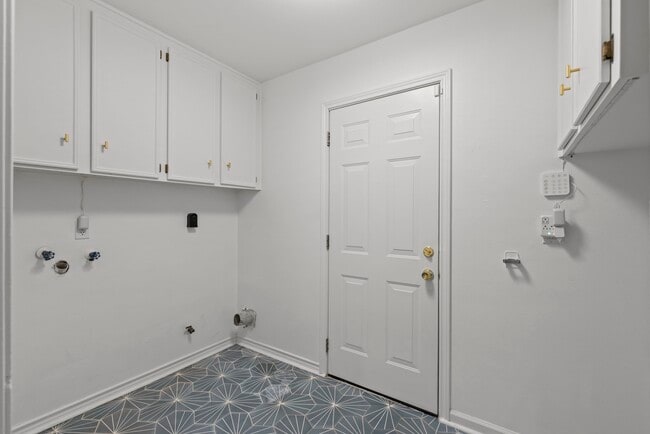 Building Photo - 8318 Everleaf Dr