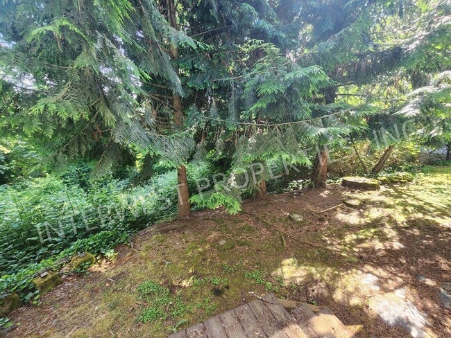 Building Photo - Large 3 Bed+ Bonus Room SW Pdx Home, Natur...
