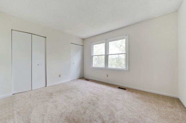 Building Photo - Spacious end unit townhome minutes from Du...