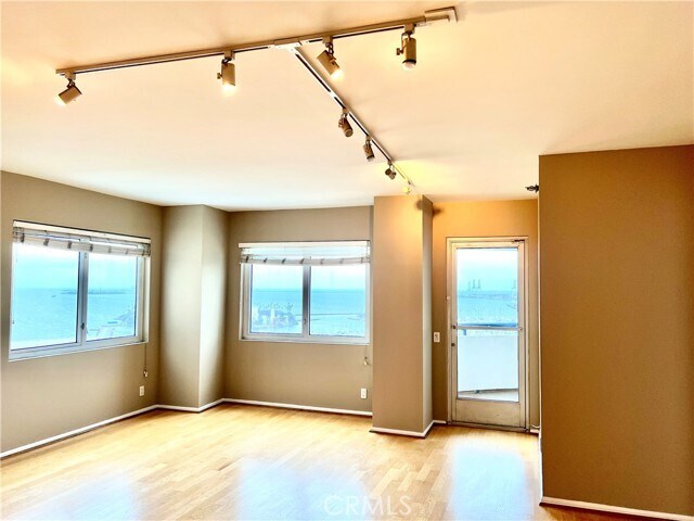 Building Photo - 525 E Seaside Way