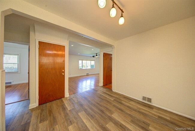 Building Photo - 411 St John Pl