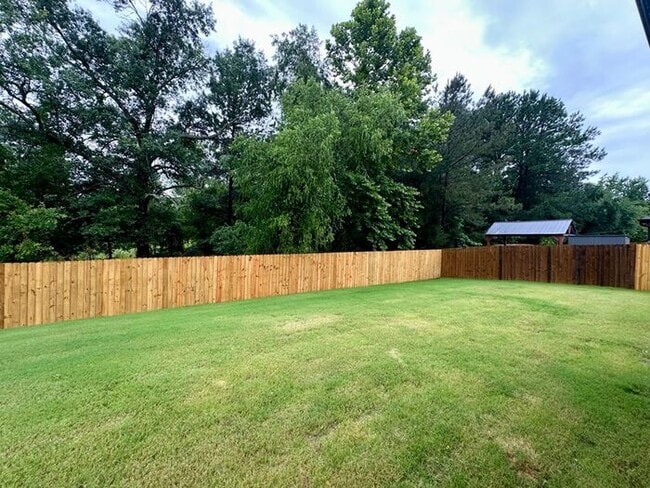 Building Photo - Available Now! Luxurious 3 Bedroom 2 Bath ...