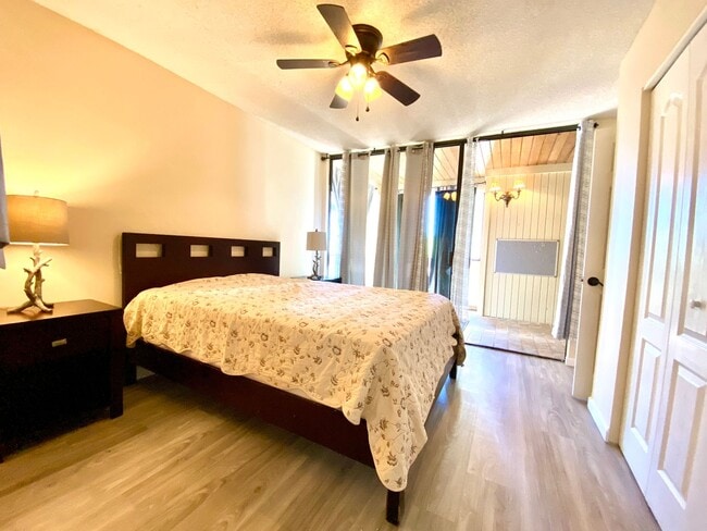 Building Photo - 3 bed / 3 bath furnished condo with ocean views!