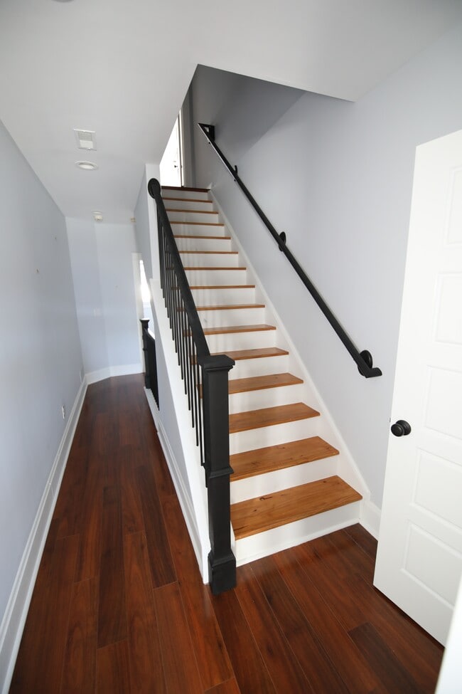 Building Photo - 310 E Beck St