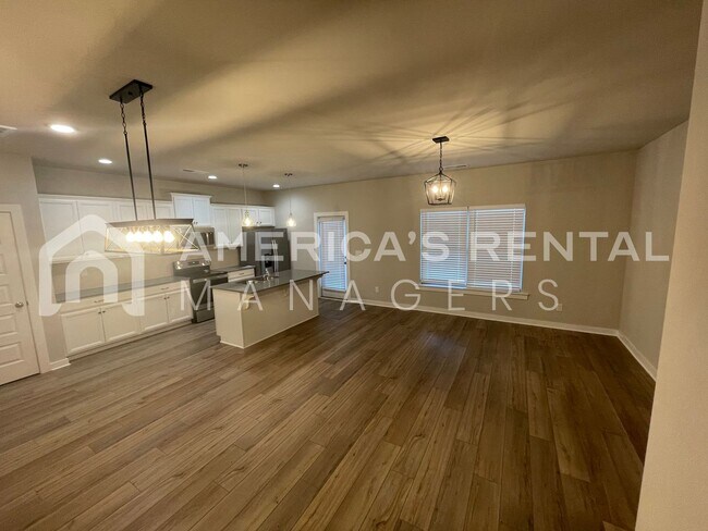 Building Photo - Home for Rent in Weaver, AL!!! Available to View Now!!! Sign a 13-month lease by 5/31/2026 and re...