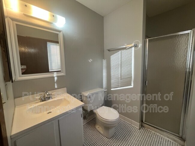 Building Photo - 1696 Pleasant St Apt C