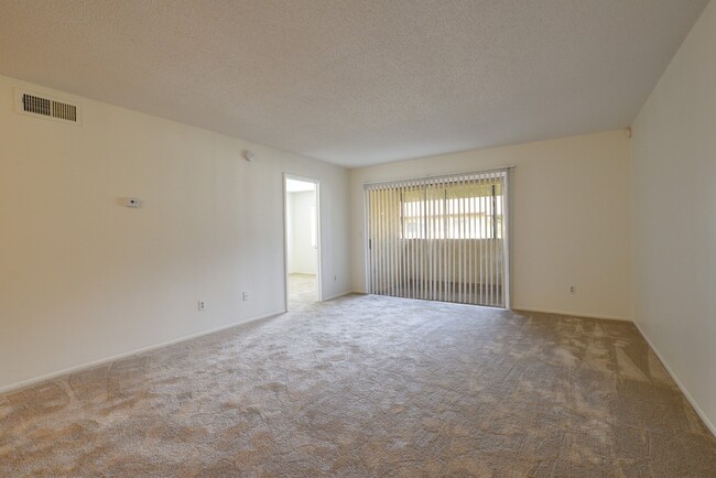 Building Photo - ? Bright & Spacious 1 Bed/1 Bath Condo wit...