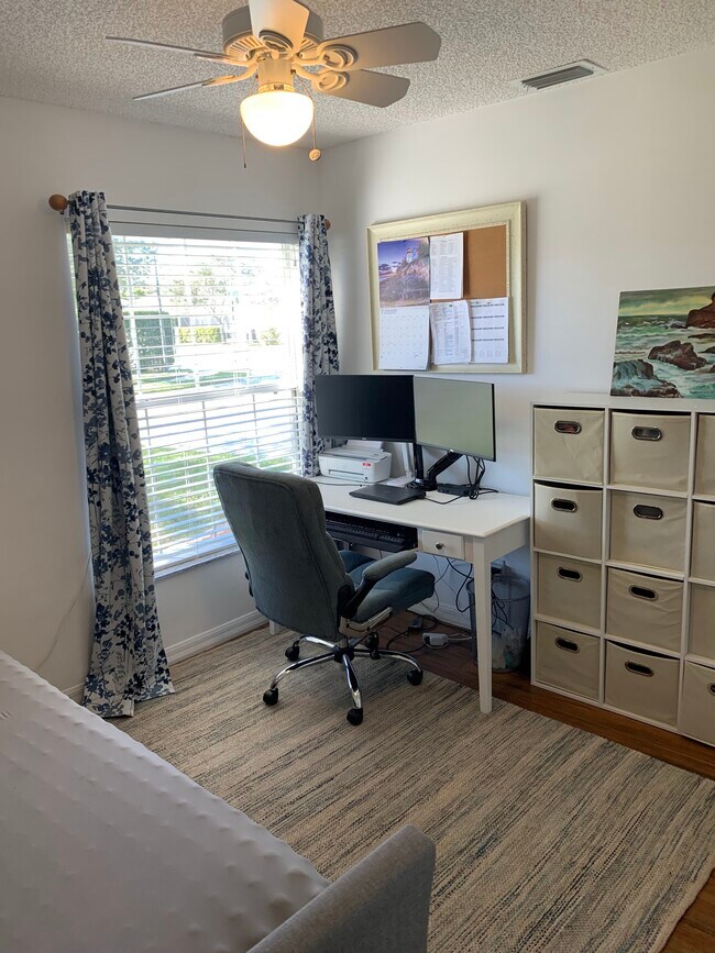 Building Photo - 993 E 13th Sq