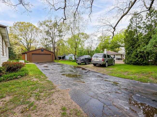 Building Photo - Welcome to this beautiful 2 bedroom, 1 bat...