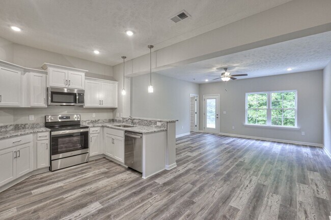 Building Photo - 1/2 OFF First Month!!...Beautiful 3 Bedroom Townhome in Manchester!