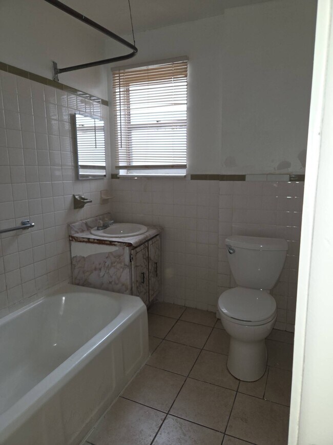 Building Photo - 2046 S Beechwood St