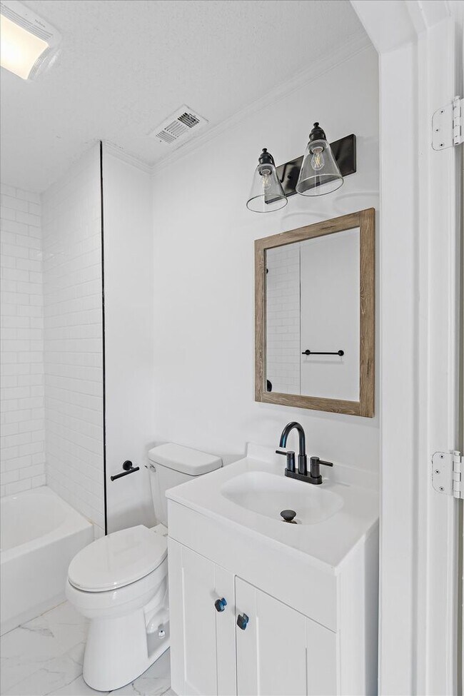 Building Photo - Newly renovated 2bed 2bath for rent!