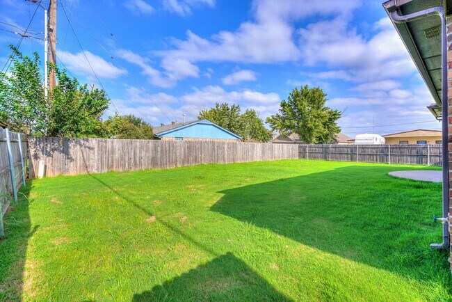 Building Photo - AVAILABLE THE END OF APRIL! 3 OR 4 BDRM, 2 BATHRM, 2 CAR & STORM SHELTER